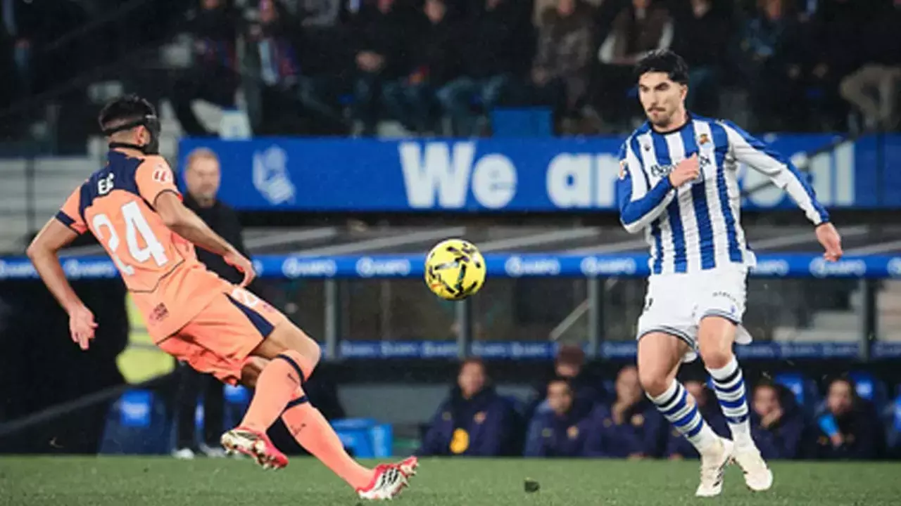Real Sociedad beat Barca as La Liga title race tightens