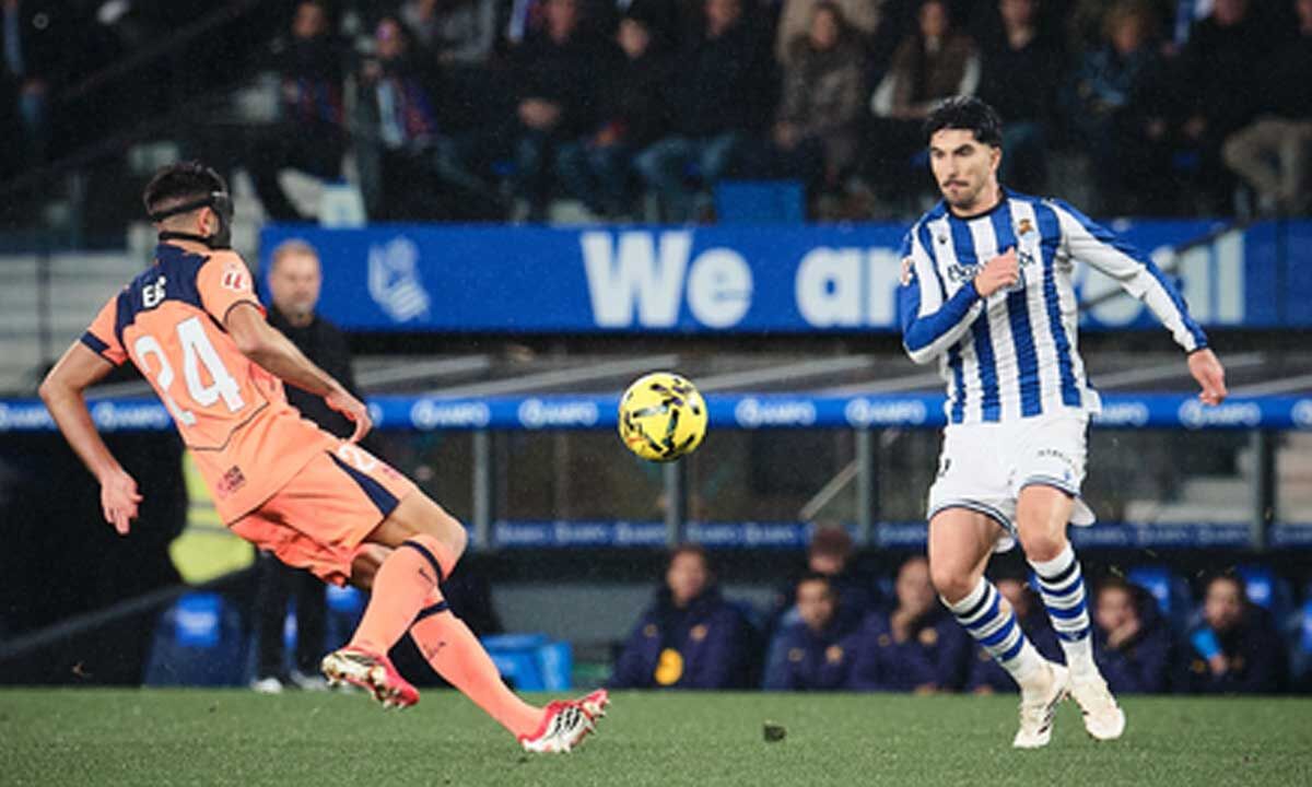 Real Sociedad beat Barca as La Liga title race tightens