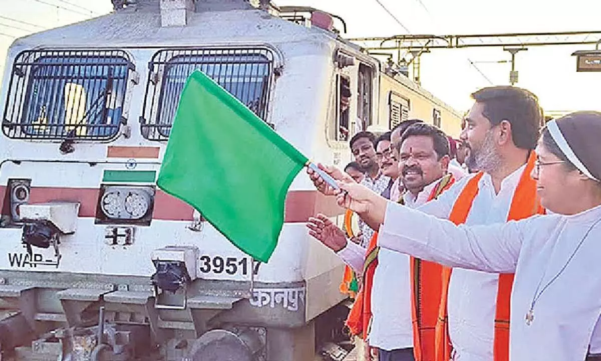 Sirpur MLA flags off Kerala superfast express at Kagaznagar Sirpur MLA flags off Kerala superfast express at Kagaznagar