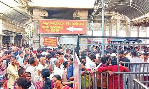 Heavy rush at Srikalahasti temple on Thai Amavasya