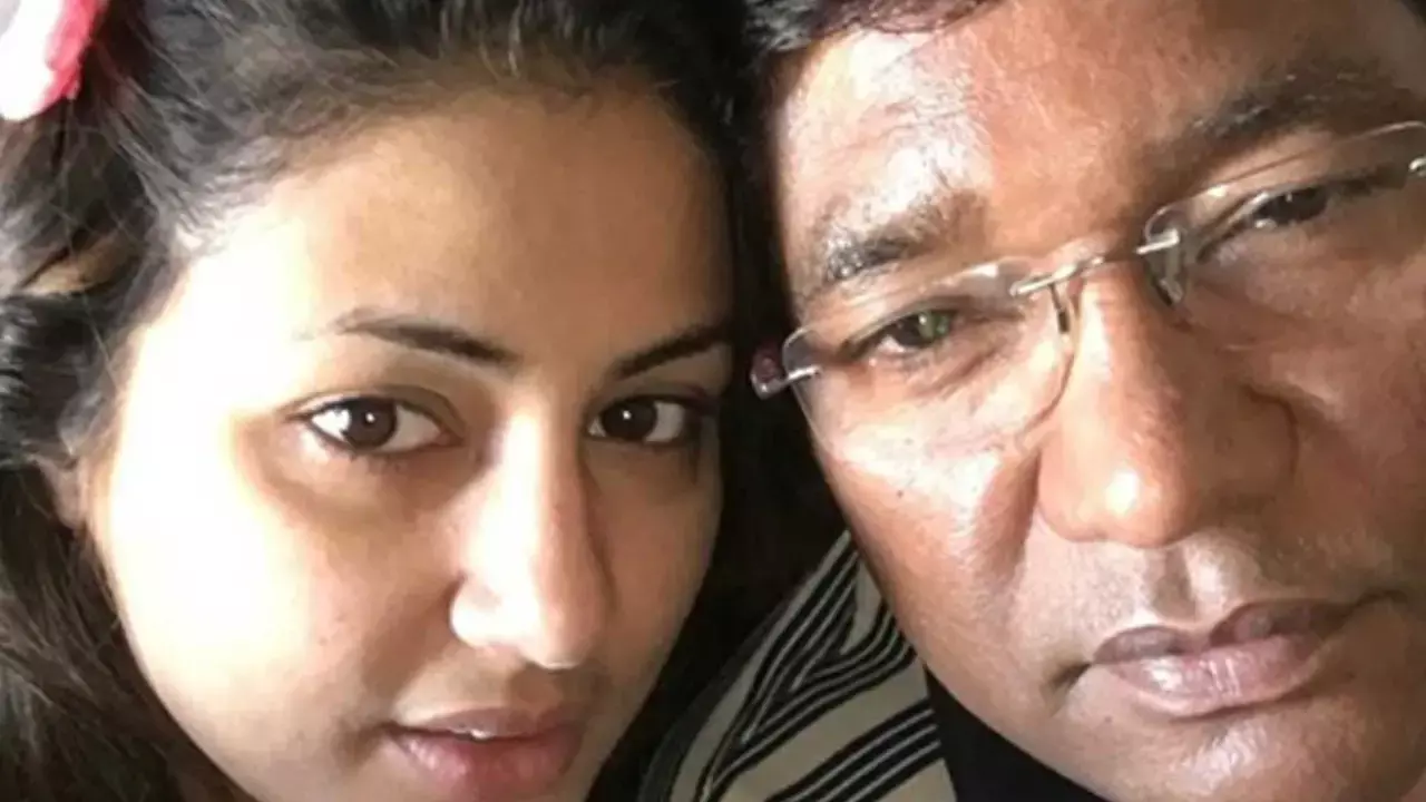 Hina Khan shares an emotional throwback memory when ‘she cried in the arms’ of her late father