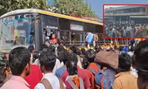 3 passengers hurt in bus stand stampede