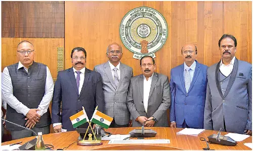 CS administers oath to new RTI Commissioners