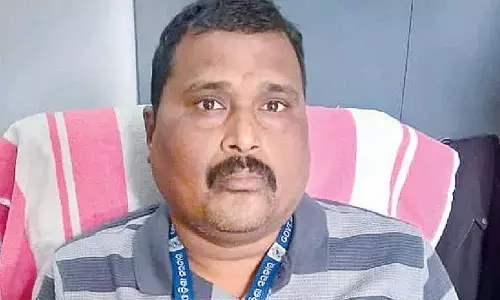 RI held while taking bribe RI held while taking bribe