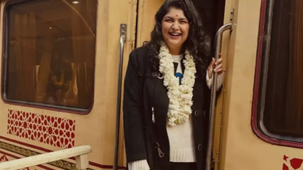Anshula Kapoor treats herself to royalty on ‘Palace on Wheels’ train, enjoys hair styling session on in-train salon Anshula Kapoor treats herself to royalty on ‘Palace on Wheels’ train, enjoys hair styling session on in-train salon