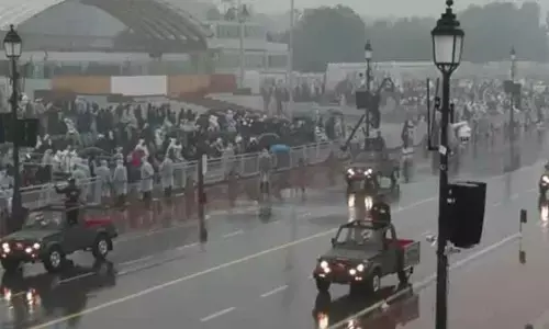 Soldiers march with wet uniforms in R-Day rehearsal