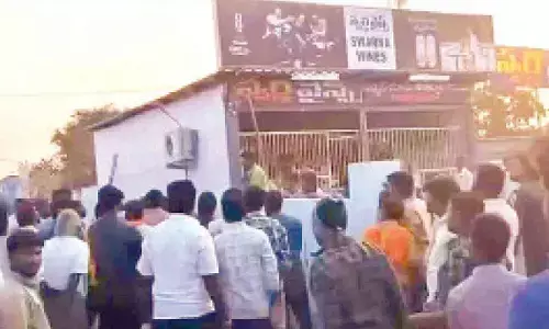 Rajgopal Reddy followers lock horns with liquor shop owners