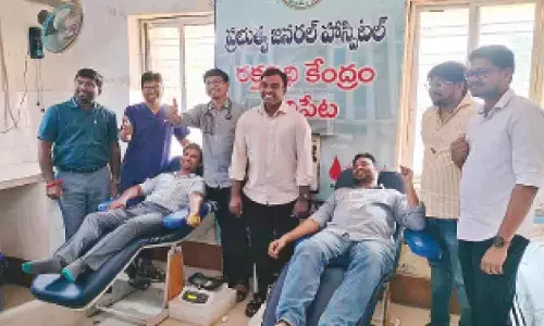 Blood donation by Siddipet govt hospital doctors