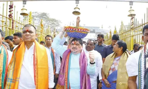 Ponnam Prabhakar receives grand welcome at Medaram