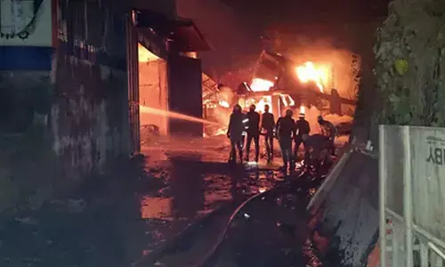 Death toll in massive fire in Kolkata warehouse rises to 7 Death toll in massive fire in Kolkata warehouse rises to 7