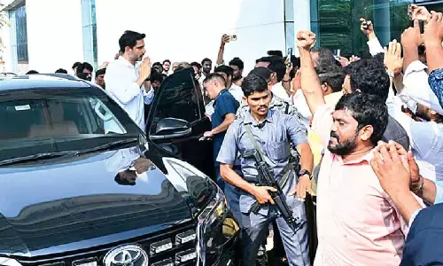 Lokesh receives warm welcome at Vij airport