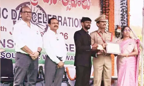 Vidyut Soudha security inspector honoured