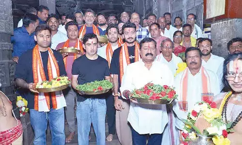 Indian cricketers offer prayers at Simhachalam