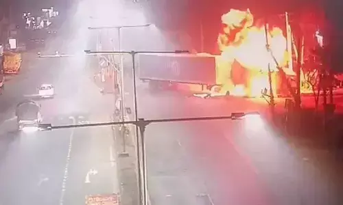 Two lorries collide near Katthipudi of Kakinada, one driver burnt alive Two lorries collide near Katthipudi of Kakinada, one driver burnt alive