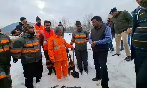 GM Northern Railway Inspects Srinagar-Katra Section Amid Heavy Snowfall