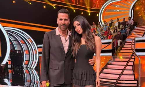 Akshay Kumar ‘scolds’, Mouni Roy, calls her a ‘Naagin’ Akshay Kumar ‘scolds’, Mouni Roy, calls her a ‘Naagin’