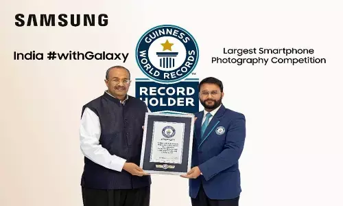 From left to right: Raju Pullan, Senior Vice President, MX Business, Samsung India with Swapnil Dangarikar, Senior Adjudicator, Guinness World Records at the presentation ceremony From left to right: Raju Pullan, Senior Vice President, MX Business, Samsung India with Swapnil Dangarikar, Senior Adjudicator, Guinness World Records at the presentation ceremony