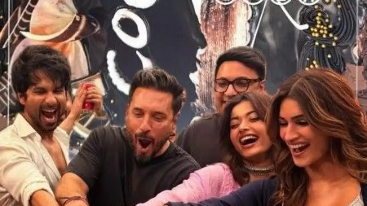 Shahid Kapoor, Kriti Sanon and Rashmika Mandanna wrap up shoot for ‘Cocktail 2’ with celebrations Shahid Kapoor, Kriti Sanon and Rashmika Mandanna wrap up shoot for ‘Cocktail 2’ with celebrations
