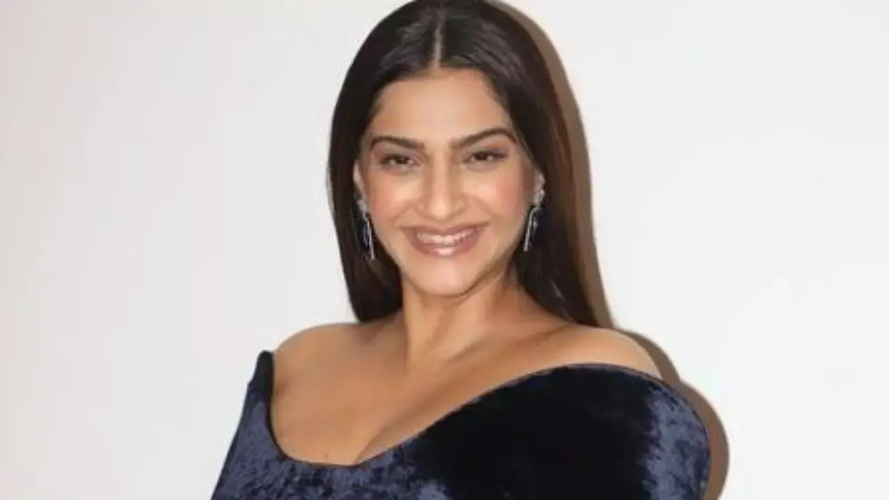 Mommy-to-be Sonam Kapoor radiates elegance as she flaunts her baby bump at Mumbai event Mommy-to-be Sonam Kapoor radiates elegance as she flaunts her baby bump at Mumbai event