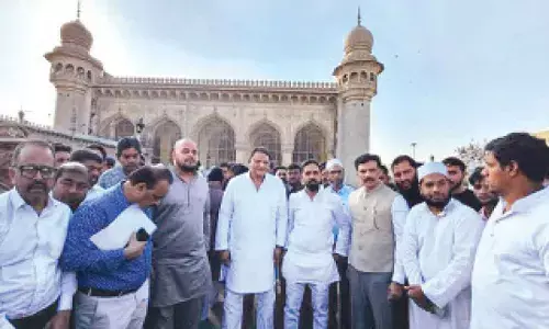 Delay in Mecca Masjid renovation triggers pre-Ramzan fury Delay in Mecca Masjid renovation triggers pre-Ramzan fury