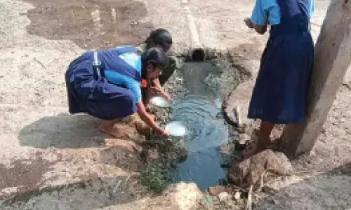 Black mark on State’s rural education system: Schoolchildren seen rinsing midday meal utensils in open sewer Black mark on State’s rural education system: Schoolchildren seen rinsing midday meal utensils in open sewer