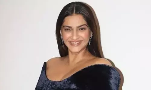 Mommy-to-be Sonam Kapoor radiates elegance as she flaunts her baby bump at Mumbai event Mommy-to-be Sonam Kapoor radiates elegance as she flaunts her baby bump at Mumbai event