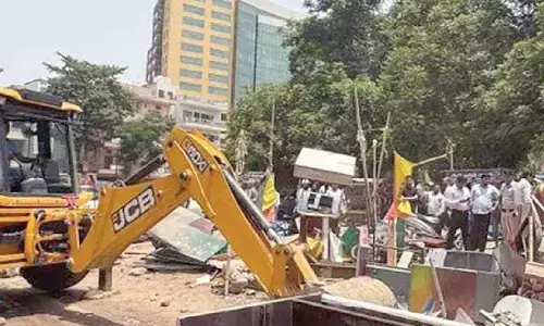 MCD razes encroached structures at Anand Vihar
