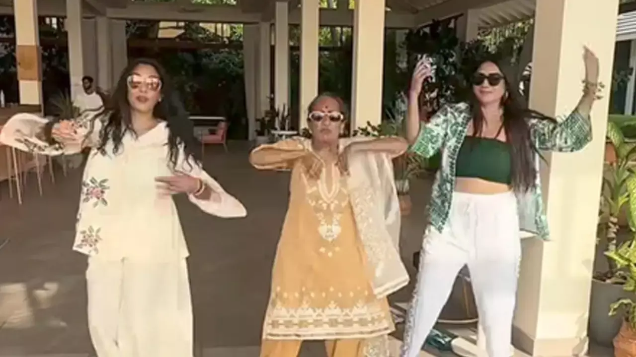 Rupali Ganguly recreates Priyanka Chopra, Bipasha Basu’s ‘Teri Dulhan Sajaoongi’ Rupali Ganguly recreates Priyanka Chopra, Bipasha Basu’s ‘Teri Dulhan Sajaoongi’
