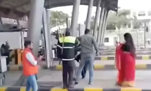 2 toll plaza staff arrested for assaulting female advocate