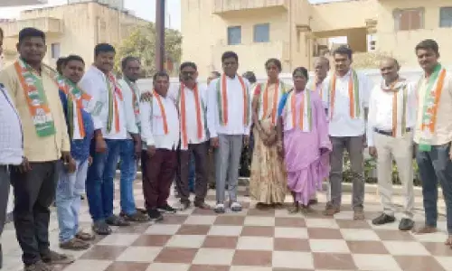 Defections boost Congress ahead of municipal elections