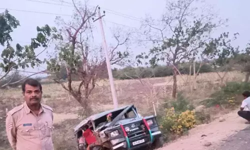 Three killed, over 10 injured in   Cruiser–truck collision