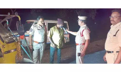 Nellore: Police conducts nakabandi