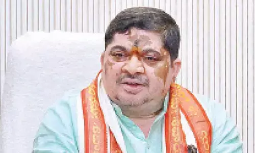 Ponnam slams BJP for trying to have truck with Pawan Kalyan