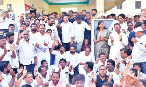 Election heat turns violent as BRS, Cong leaders clash in Aliyabad