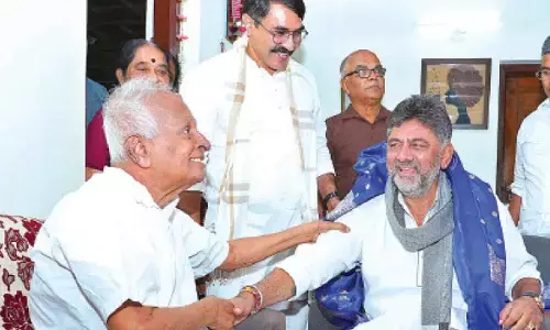 Veteran Congress stalwart Janardhana Poojary hosts Dy CM