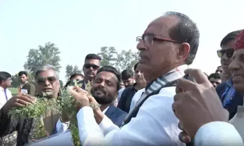 MP: Shivraj Singh Chouhan listens to farmers grievances, suggests sowing variety of pulses