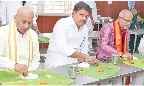 EO dines, interacts with devotees at Annaprasadam complex