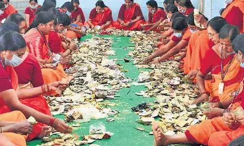 Hundi offerings at Sammakka-Saralamma Jathara exceed Rs 10 crore in four days