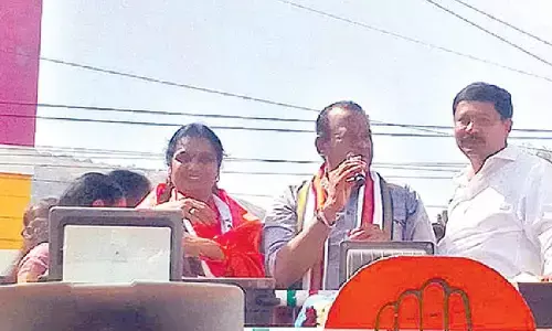 Cong driving devpt and welfare: Komatireddy