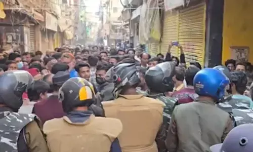 Tensions flare in Varanasis Dal Mandi as demolition drive triggers protests
