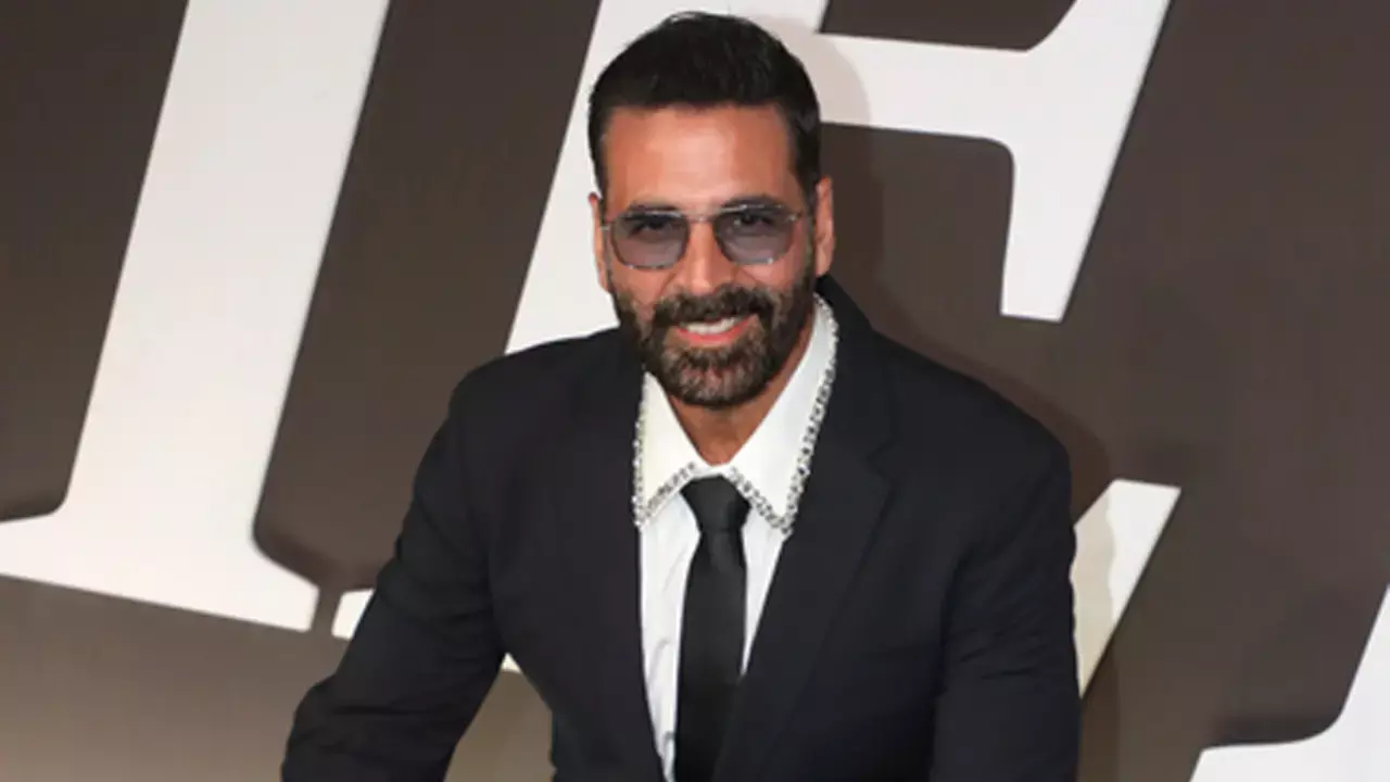 Neelam Kothari shares how Akshay Kumar turned up at her jewellery store at 9:00 am