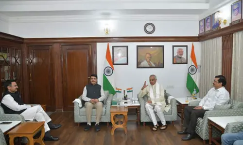 Gujarat Governor meets Speakers of three state legislatures