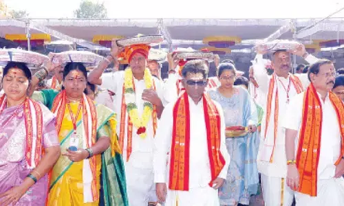 Kanipakam Devasthanam offers silk robes to Srisailam deities