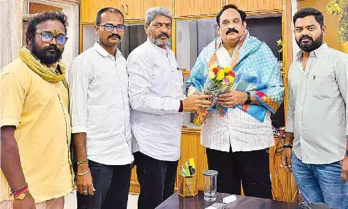 JSP city president Podili Baburao meets Municipal Commissioner