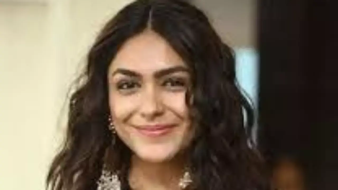 Mrunal Thakur declares she is single and ready to mingle