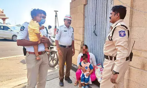 Police rescue woman attemting suicide with 2 kids