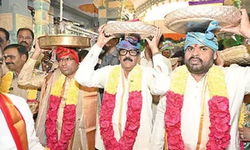 Silk vastrams offered to Srikalahasteeswara Swamy