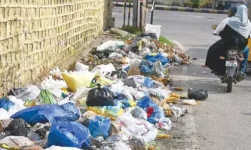 Residents raise stink over mounds of garbage in colonies Residents raise stink over mounds of garbage in colonies