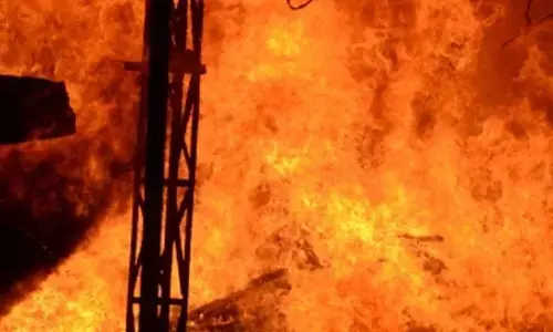 Fire at luxury residential building in Tollygunge, several film stars come down onto street