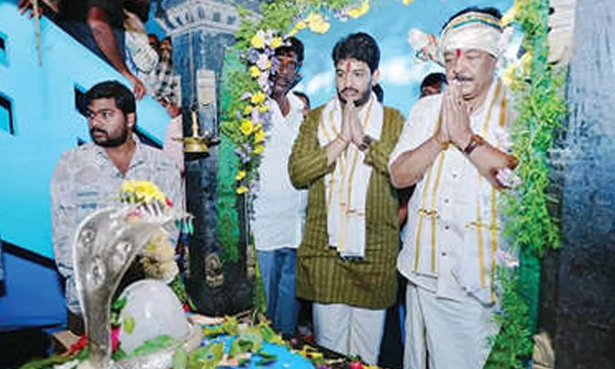 Minister tours Siva temples Minister tours Siva temples